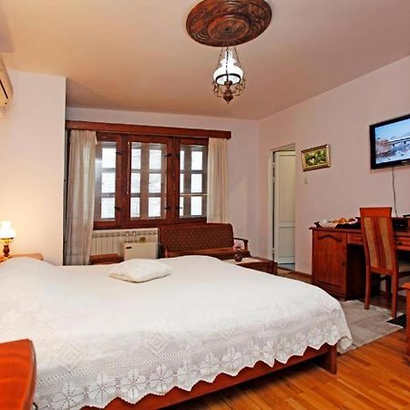 Family Hotel Varosha 2003 Lovetch Extérieur photo