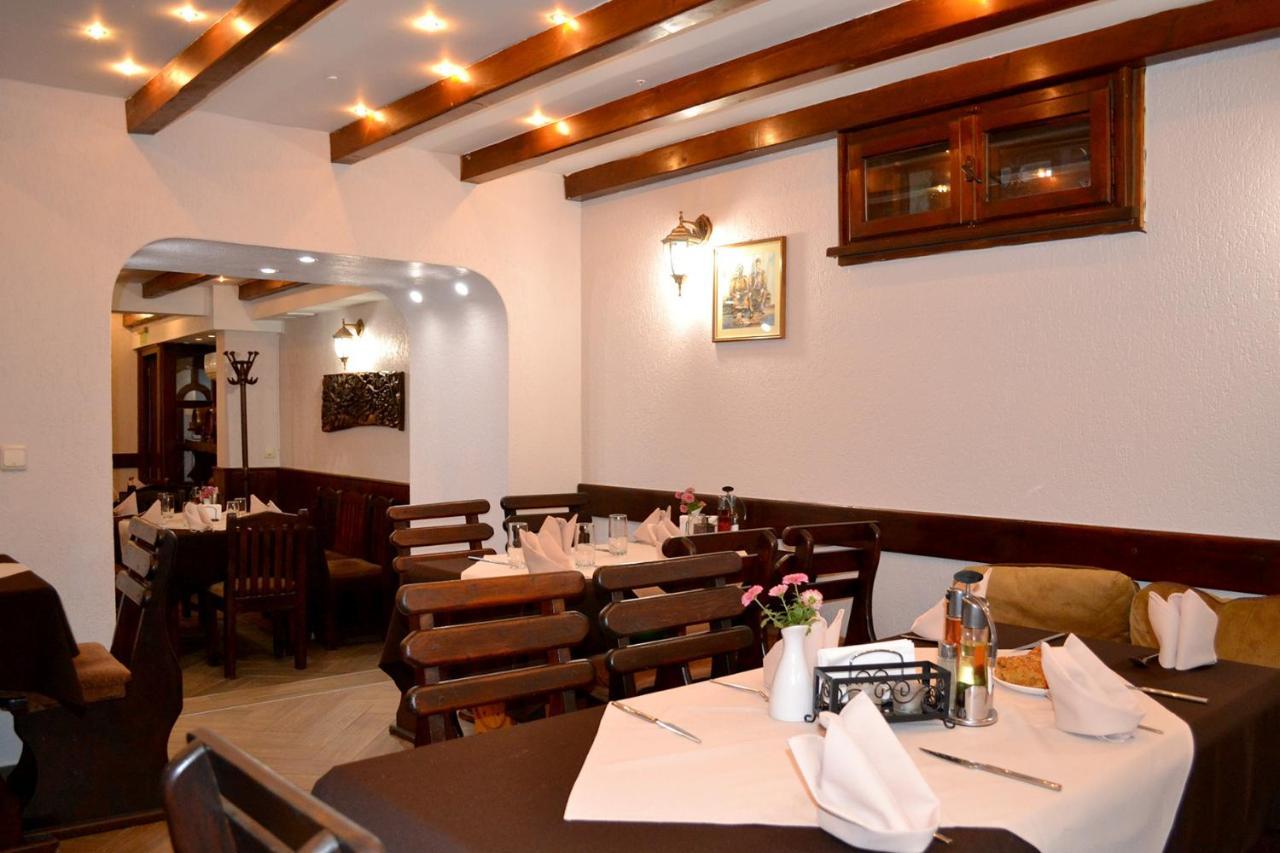 Family Hotel Varosha 2003 Lovetch Extérieur photo