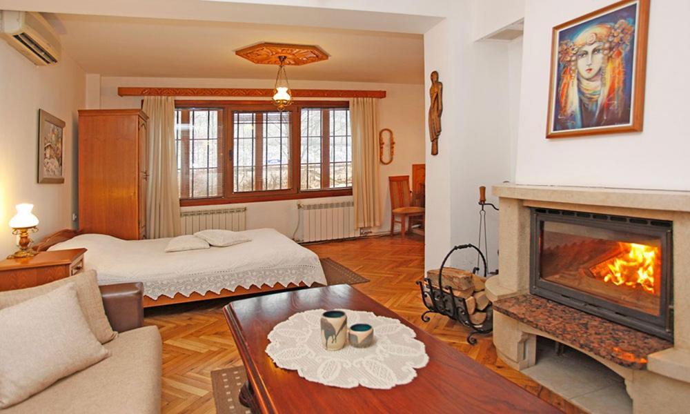 Family Hotel Varosha 2003 Lovetch Extérieur photo