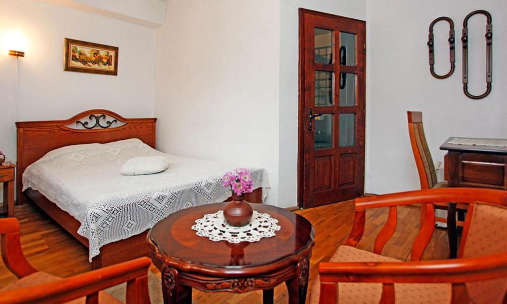 Family Hotel Varosha 2003 Lovetch Extérieur photo
