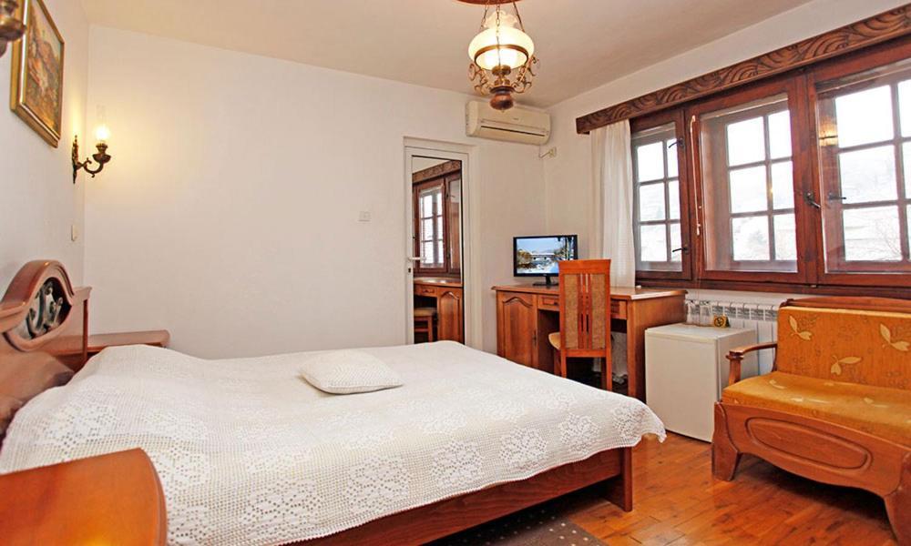 Family Hotel Varosha 2003 Lovetch Extérieur photo