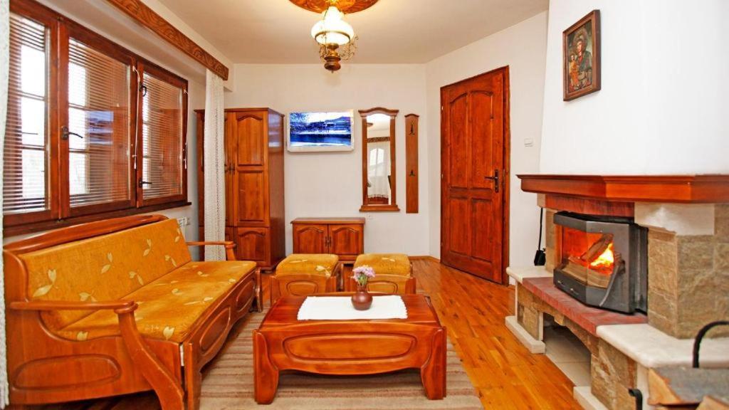 Family Hotel Varosha 2003 Lovetch Extérieur photo