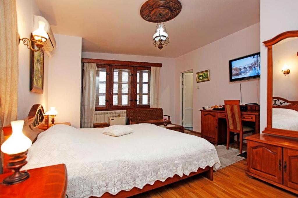 Family Hotel Varosha 2003 Lovetch Extérieur photo