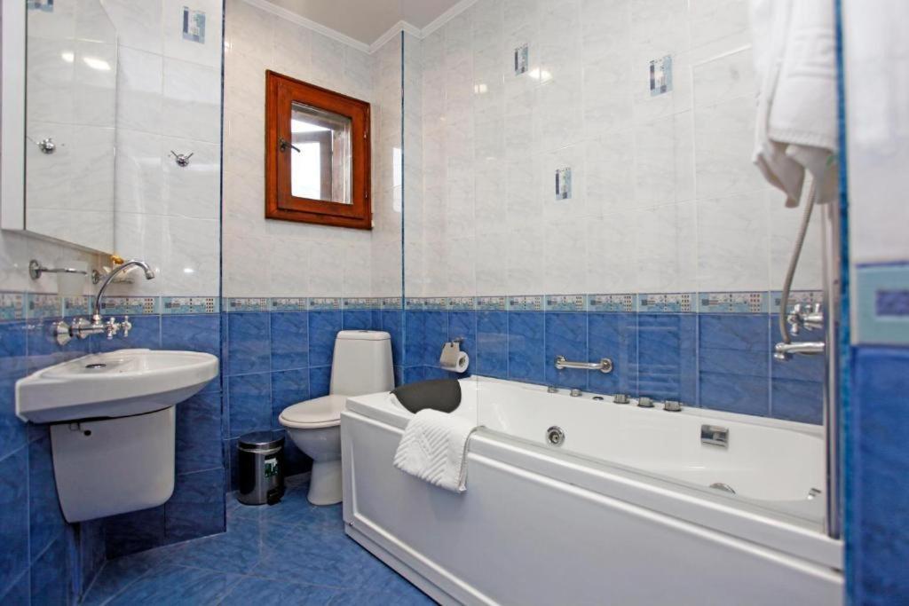 Family Hotel Varosha 2003 Lovetch Extérieur photo