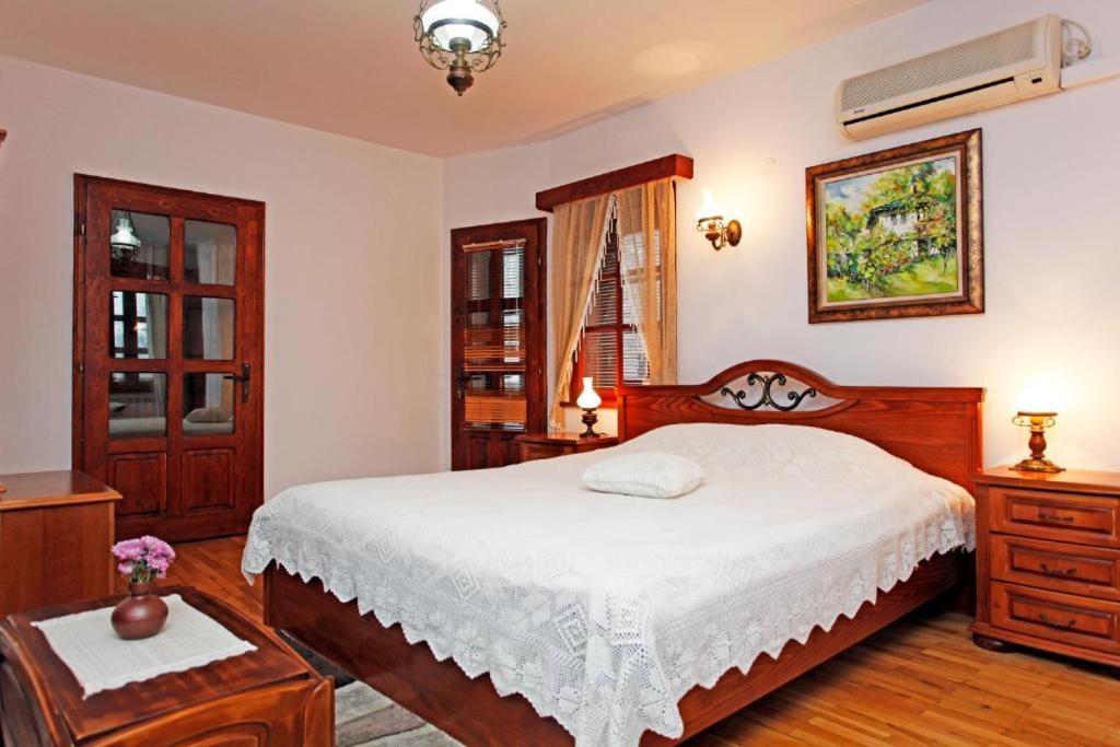 Family Hotel Varosha 2003 Lovetch Extérieur photo