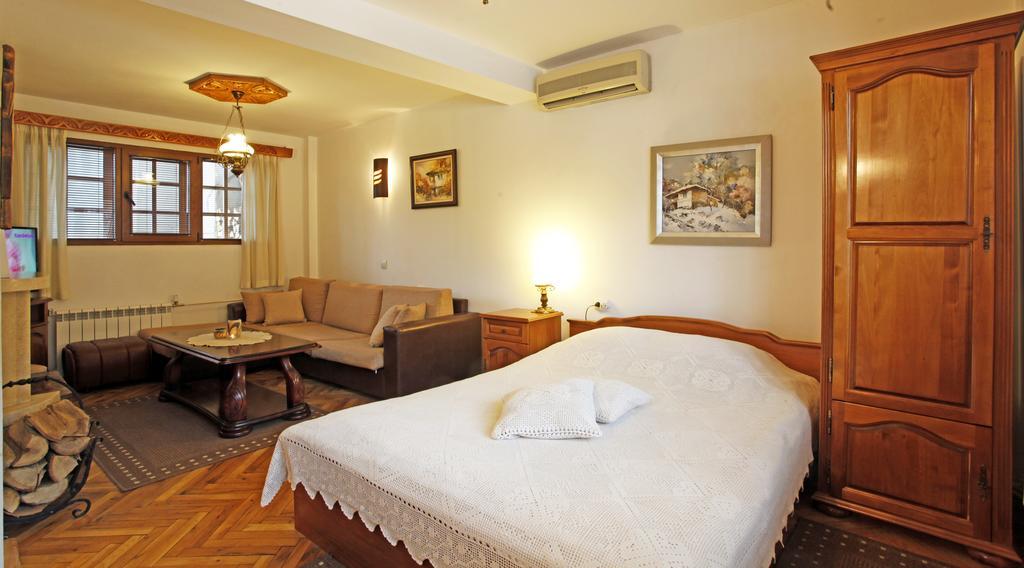 Family Hotel Varosha 2003 Lovetch Extérieur photo
