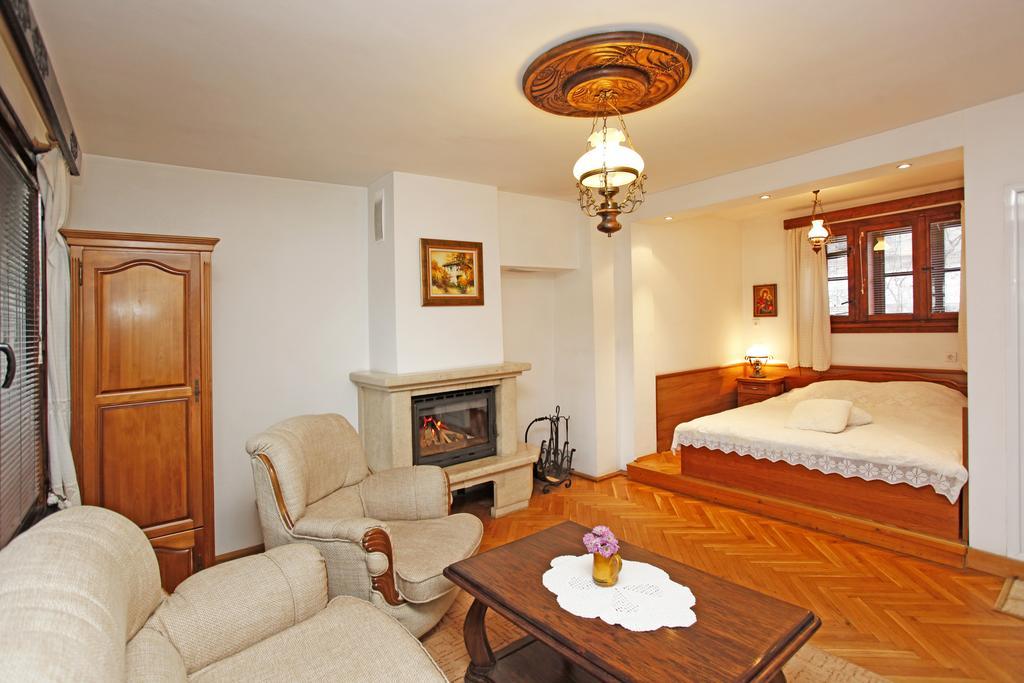 Family Hotel Varosha 2003 Lovetch Extérieur photo