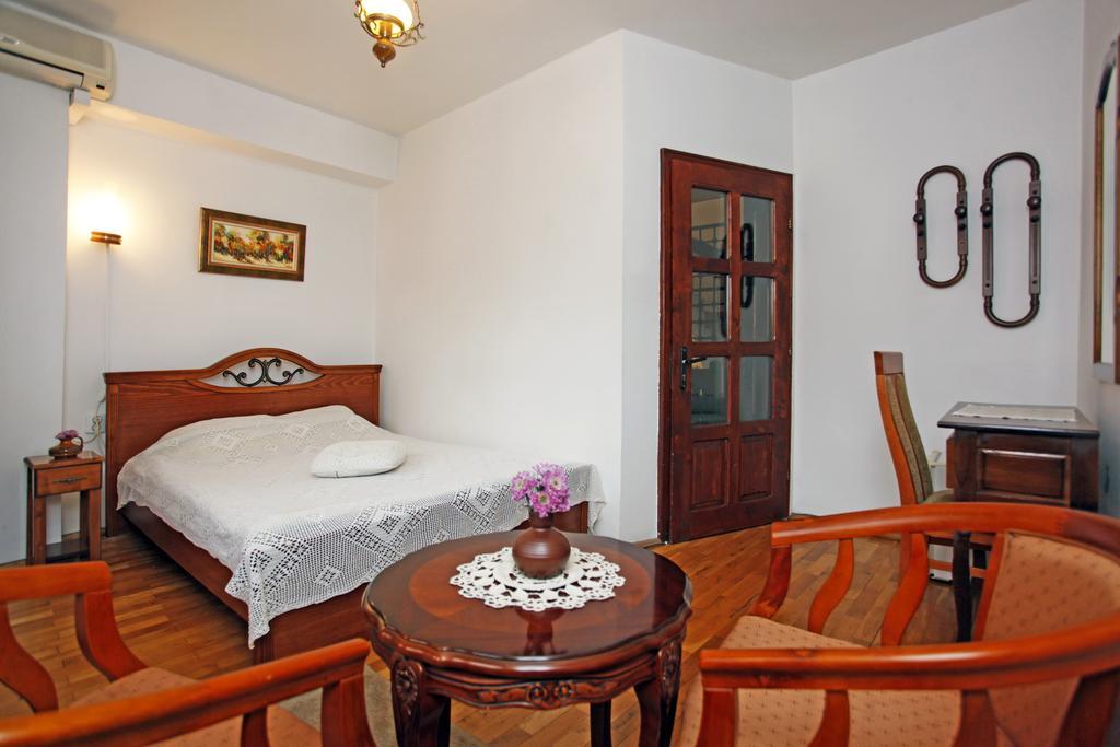 Family Hotel Varosha 2003 Lovetch Extérieur photo