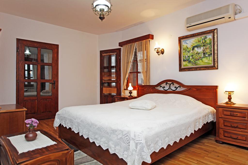 Family Hotel Varosha 2003 Lovetch Extérieur photo