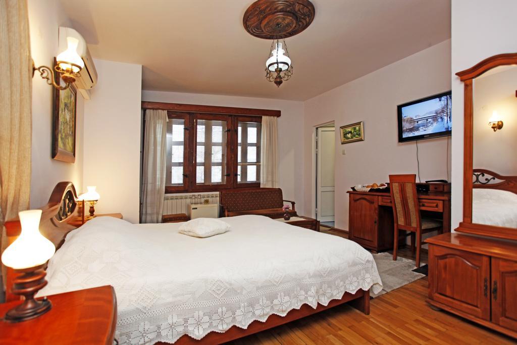 Family Hotel Varosha 2003 Lovetch Extérieur photo