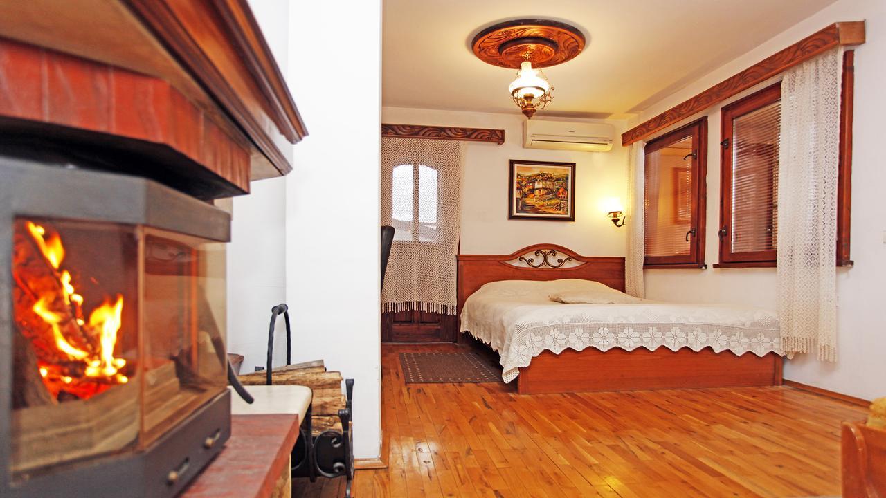 Family Hotel Varosha 2003 Lovetch Extérieur photo