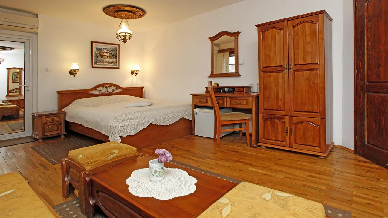 Family Hotel Varosha 2003 Lovetch Extérieur photo
