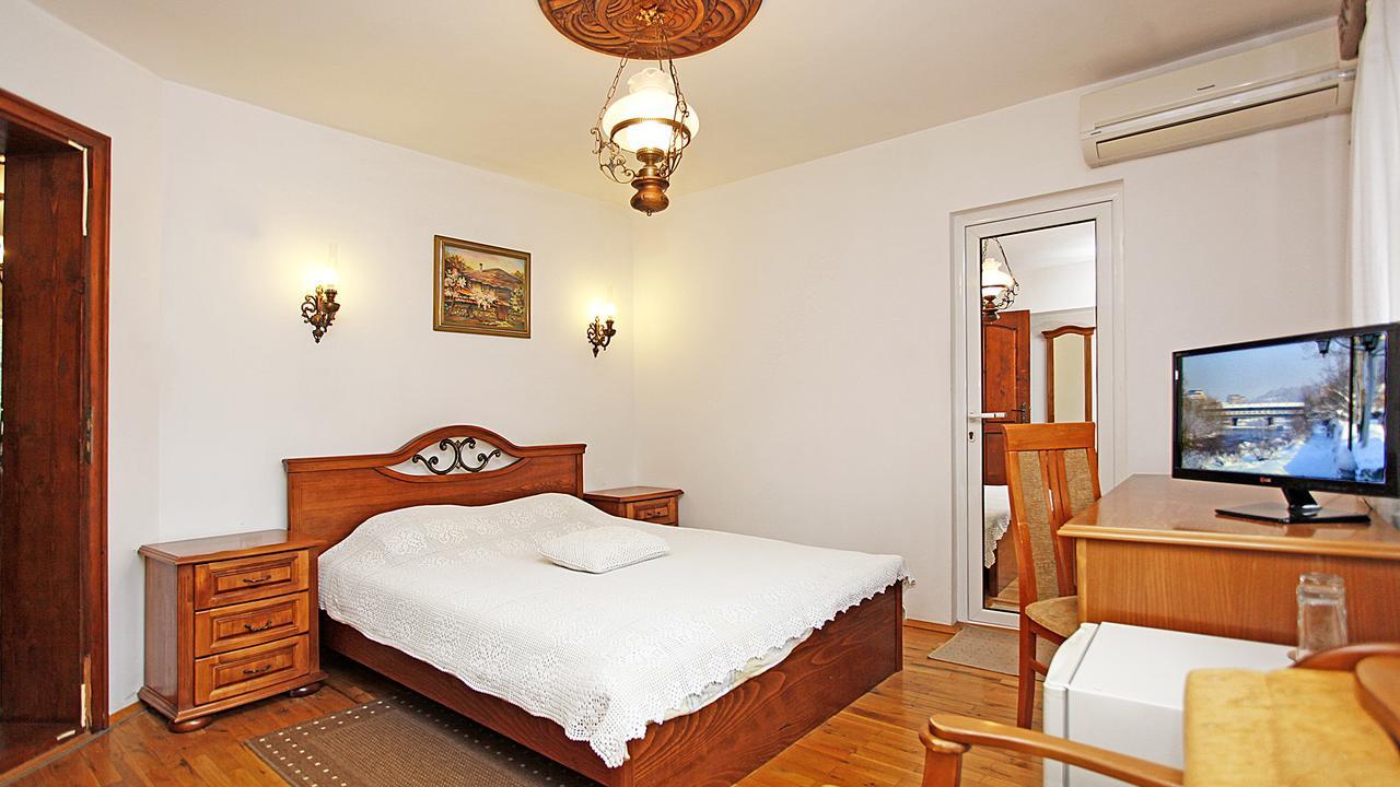 Family Hotel Varosha 2003 Lovetch Extérieur photo